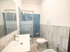 A bathroom with a sink, toilet, and shower. - (The Little Place) House in Marina, Garden and Veranda (Marina di Massa)
