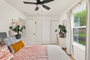 3 bedrooms, iron/ironing board, free WiFi, bed sheets - Stay Central Ride the Trail Experience Austin With focus on healthy home living! (Austin)