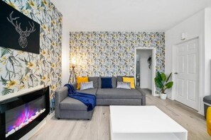 TV - Sleek and Stylish Flat in Plymouth! (Plymouth)