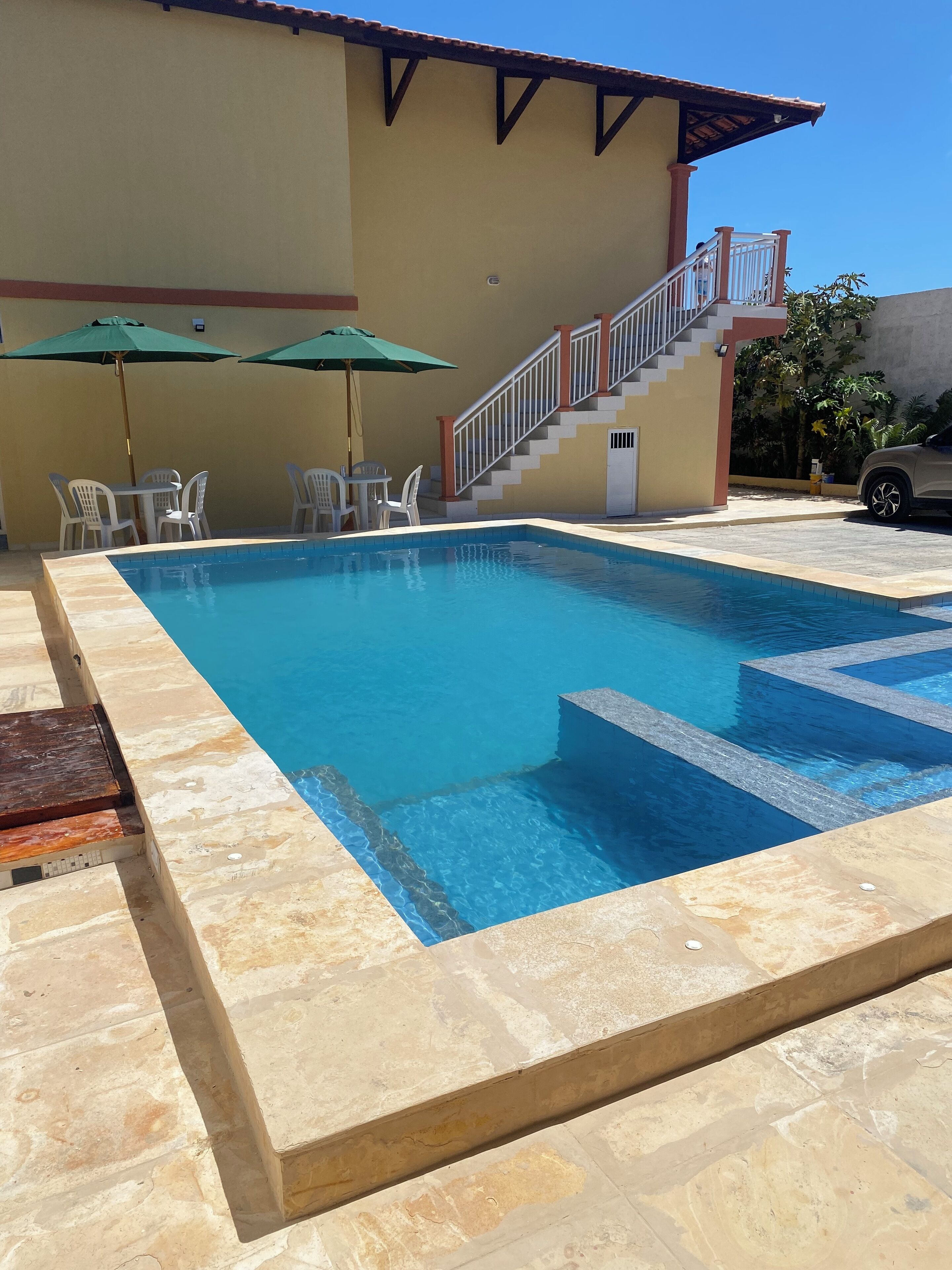 Piscina externa, funciona das 8h às 21h, guarda-sóis