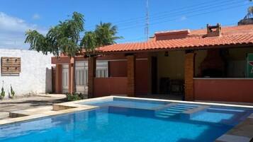 Alberca al aire libre y sombrillas en la alberca