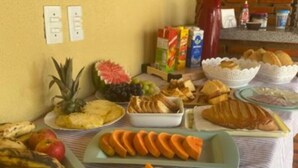 Un buffet de petit-déjeuner proposant une variété de fruits, de viennoiseries et de boissons.