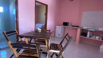 Frigobar, microondas, placa de cocina, utensilios de cocina