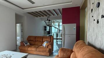 Smart-TV, Tischfußball, Bücher