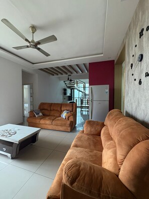 TV connectée, baby-foot, livres