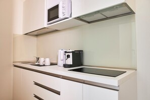 Fridge, oven, stovetop, coffee/tea maker