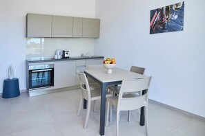 Een koelkast, een oven, een kookplaat, een koffiezetapparaat/waterkoker