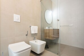 Shower, bidet, towels