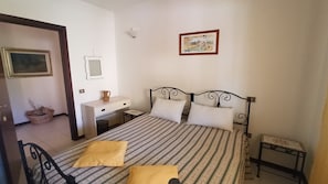 5 Schlafzimmer, Bügeleisen/Bügelbrett