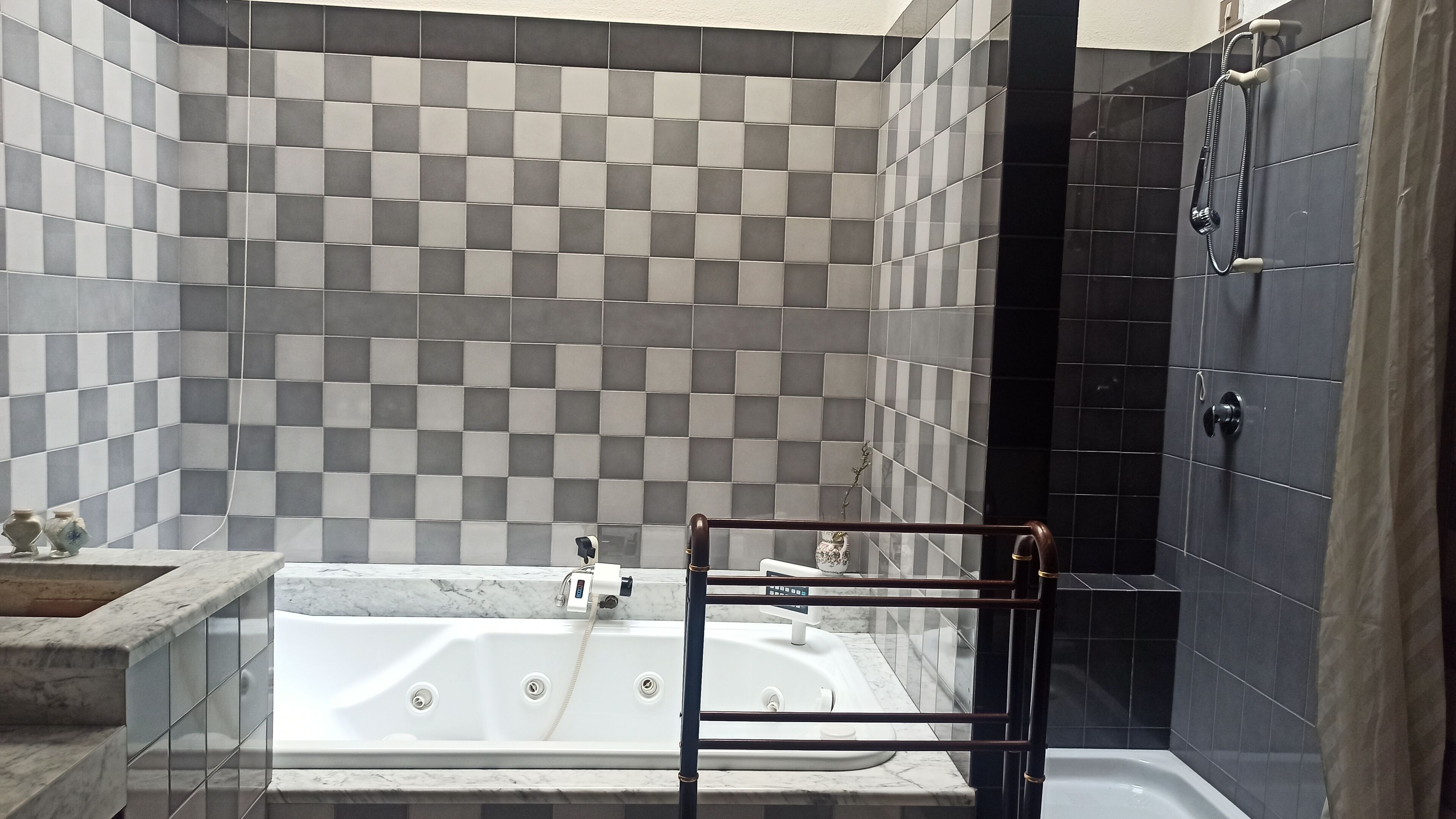 Doccia, vasca idromassaggio, asciugacapelli, bidet