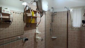 Dusche, kostenlose Toilettenartikel, Haartrockner, Bidet