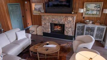 Smart TV, fireplace