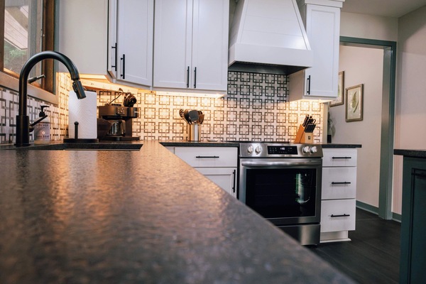 Een magnetron, een oven, een kookplaat, een vaatwasser