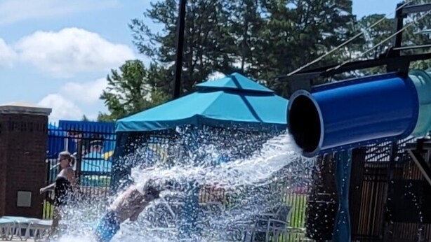 Una piscina con un tobogán de agua.