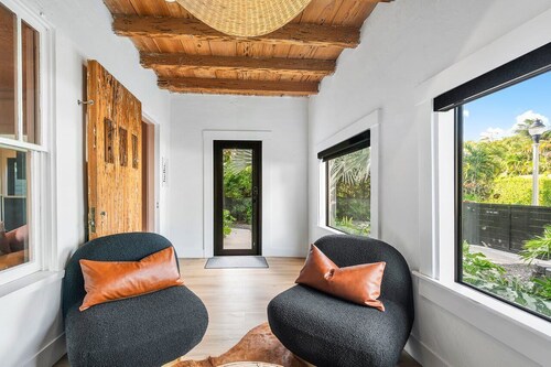 Hacienda Flamingo Unit 1 - Spacious Designer Flat with Sunroom & Style