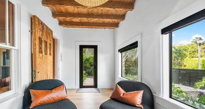 Hacienda Flamingo Unit 1 - Spacious Designer Flat with Sunroom & Style