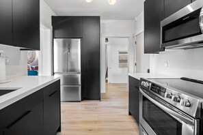 Kjøleskap, mikrobølgeovn, ovn og kokeplater