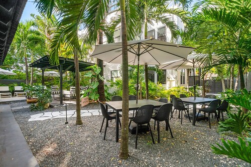 Hacienda Flamingo Unit 2 - Expansive 3BR Retreat with Style & Comfort