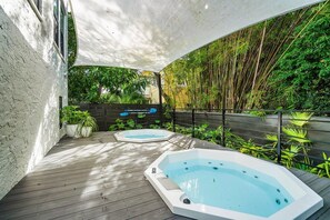 Outdoor spa tub - Hacienda Flamingo Unit 4 - Chic 2BR Retreat Near Shops and Restaurants (West Palm Beach)