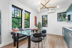 Dining - Hacienda Flamingo Unit 4 - Chic 2BR Retreat Near Shops and Restaurants (West Palm Beach)