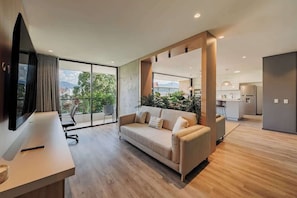 Una televisión, una oficina