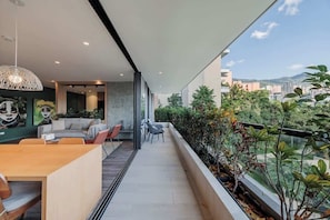 Outdoor dining - |EP| Spacious Apt W/Desk, Balcony, pool/ Views (Medellín)