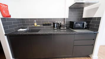 Køleskab, mikrobølgeovn, brødrister, køkkentøj/tallerkener/redskaber