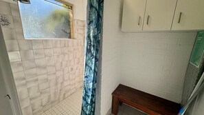 Dusche, Haartrockner, Handtücher