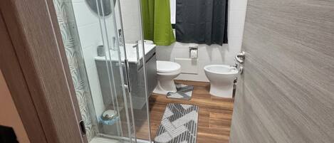 Suihku, hiustenkuivaaja, bidee, pyyhkeet