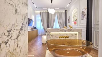 特级套房, 阳台, 城市景观 | 客房内保险箱、办公桌、遮光窗帘、熨斗/熨衣板