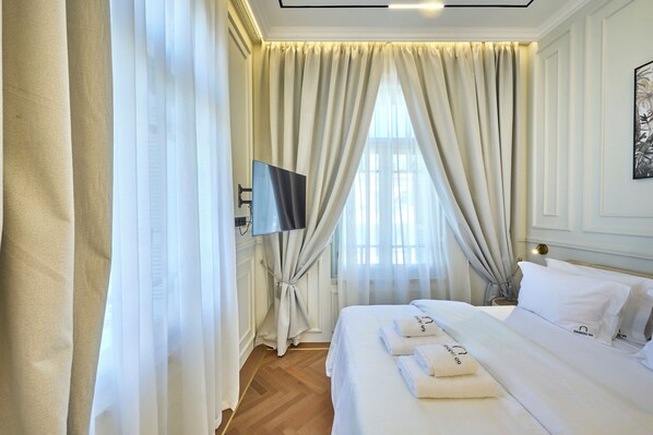 Romantic Suite, City View | In-room safe, desk, blackout drapes, iron/ironing board