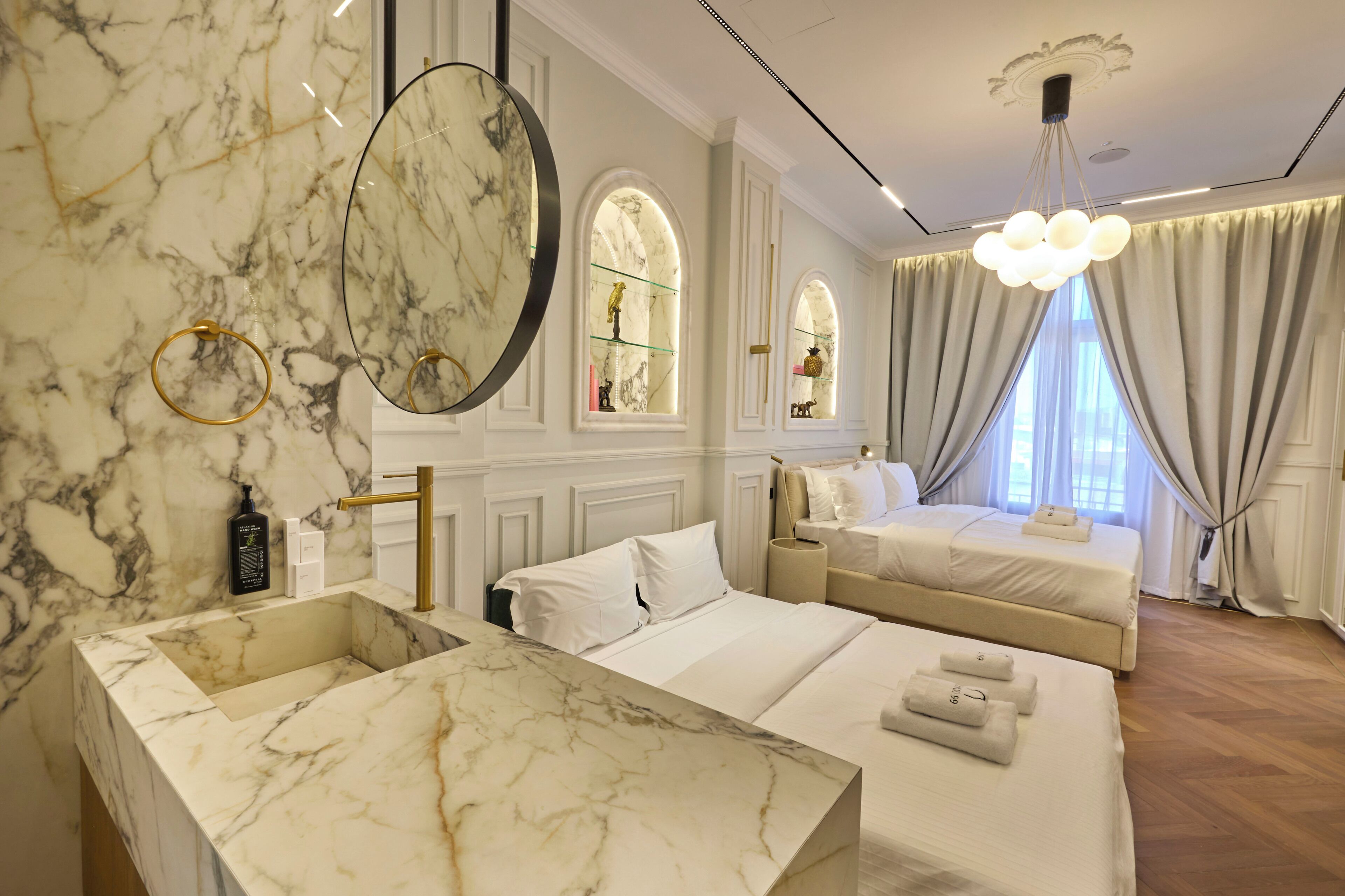 Suíte superior, vista para a cidade | Cofres nos quartos, escrivaninha, cortinas blackout