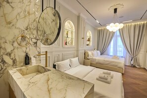 Suite superior, vistas a la ciudad | Caja fuerte, escritorio, cortinas opacas y tabla de planchar con plancha