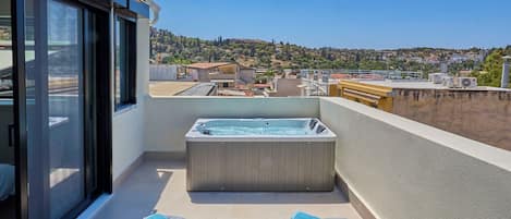 Suite presidencial, vistas al complejo turístico | Caja fuerte, escritorio, cortinas opacas y tabla de planchar con plancha