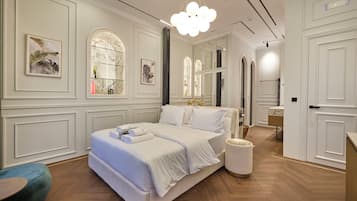 Grand suite, balkon, uitzicht op stad | Een kluis op de kamer, een bureau, verduisterende gordijnen