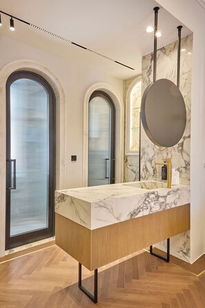 Superior Suite, City View | Bathroom | Free toiletries, hair dryer, slippers, towels - Ermou 99 Intelligent Private Suites (Athens)
