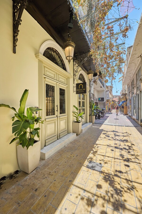 Front of property - Ermou 99 Intelligent Private Suites (Athens)
