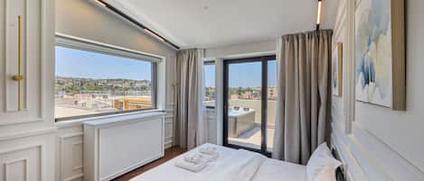 Suite presidencial, vista al resort | Caja de seguridad en la habitación, escritorio y cortinas blackout