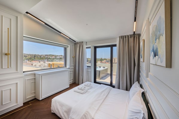Suite Presidenziale, vista resort | Una cassaforte in camera, una scrivania, tende oscuranti