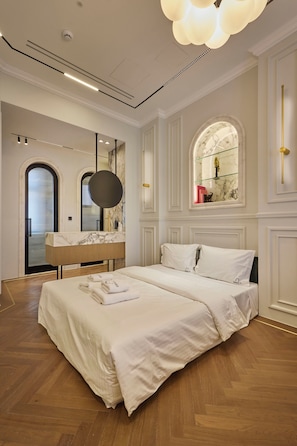 Superior-Suite, Stadtblick | Zimmersafe, Schreibtisch, Verdunkelungsvorhänge, schallisolierte Zimmer