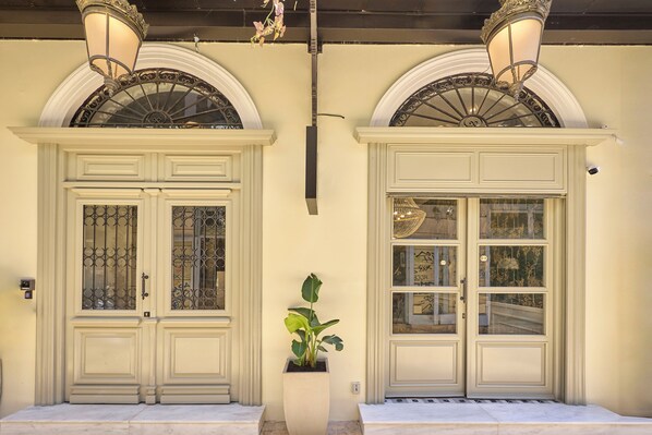 Front of property - Ermou 99 Intelligent Private Suites (Athens)