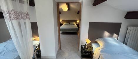 6 habitaciones, tabla de planchar con plancha y cuna de viaje
