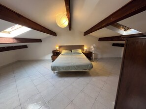 Tabla de planchar con plancha, wifi, ropa de cama