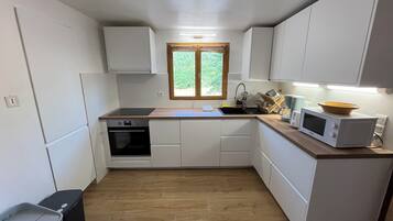 Frigorifero, microonde, forno, piano cottura