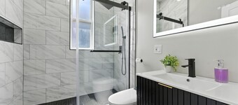 Modern Apt Near the Loop