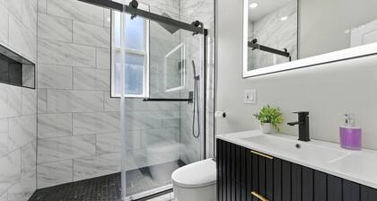 Modern Apt Near the Loop