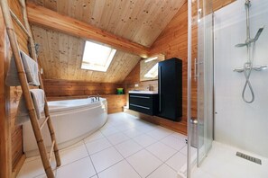 Een douche, een haardroger, handdoeken, toiletpapier