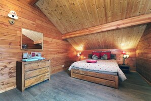 5 bedrooms, travel cot, free WiFi, bed sheets