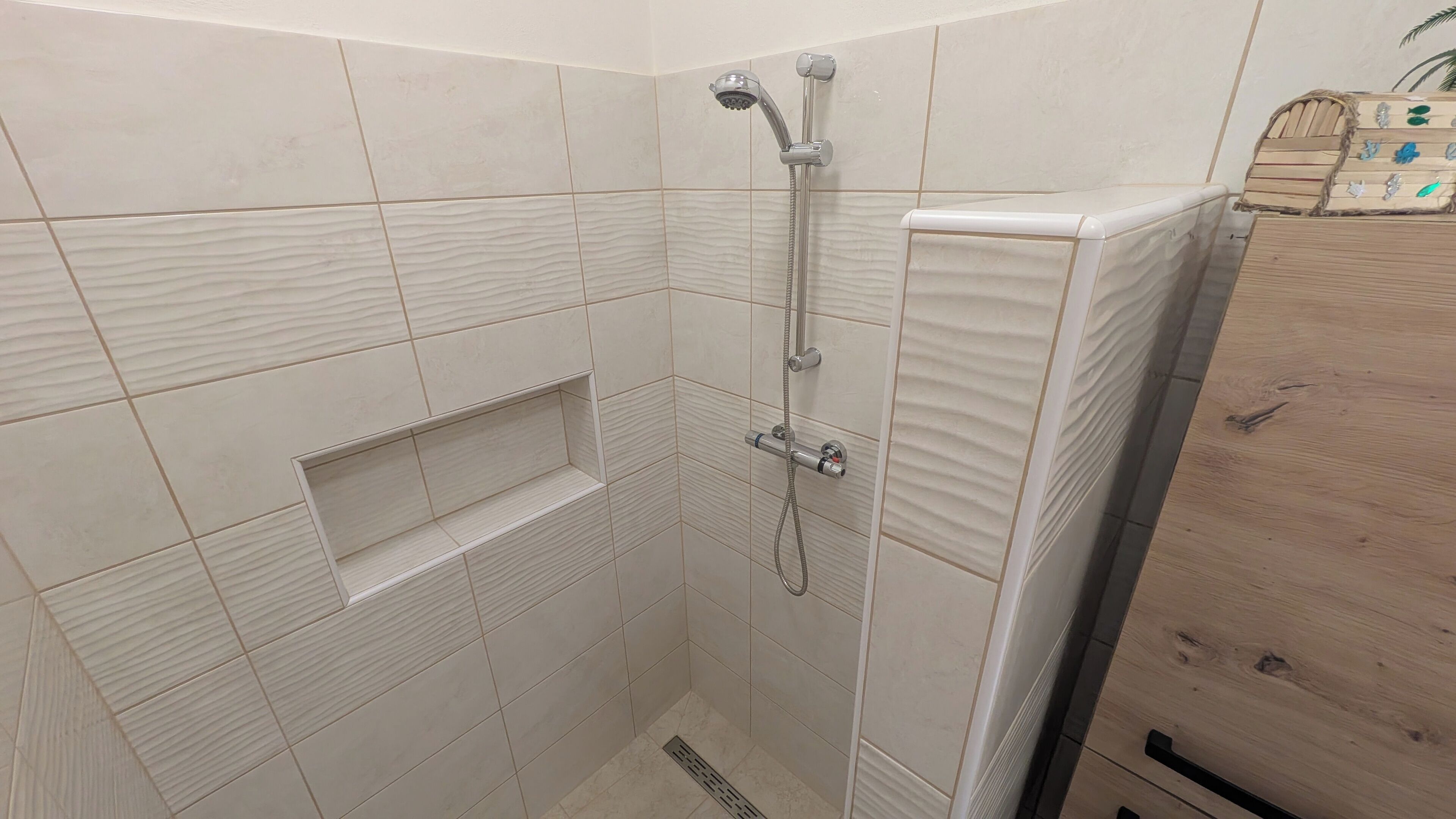 Dusche, Haartrockner, Handtücher, Toilettenpapier