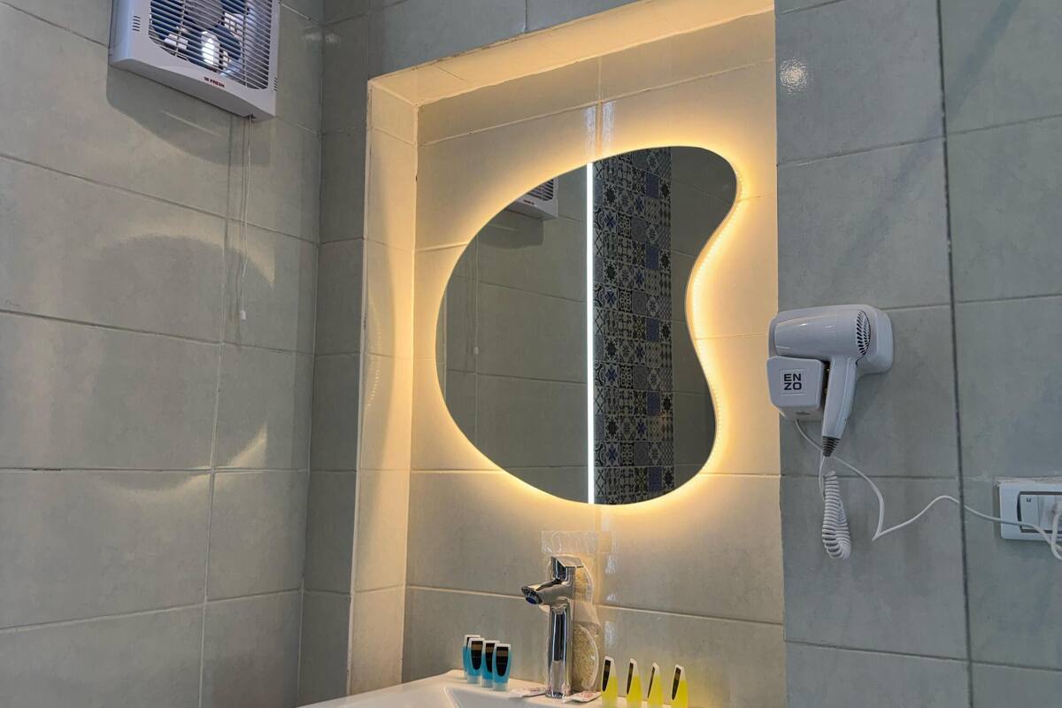Habitación cuádruple familiar | Baño | Ducha, secador de pelo, zapatillas y toallas